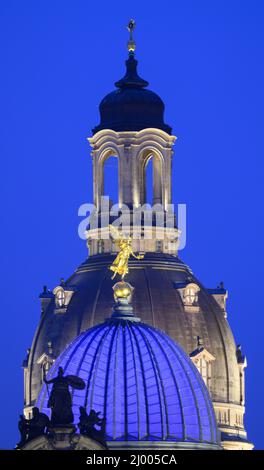 Dresde, Allemagne. 15th mars 2022. Signe de solidarité avec le peuple d'Ukraine, le dôme de l'Académie des Arts avec l'ange doré 'Fama' en face de la Frauenkirche brille en bleu. Credit: Robert Michael/dpa-Zentralbild/dpa/Alay Live News Banque D'Images