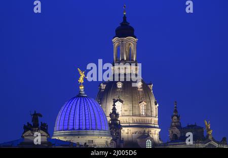 Dresde, Allemagne. 15th mars 2022. Signe de solidarité avec le peuple d'Ukraine, le dôme de l'Académie des Arts avec l'ange doré 'Fama' en face de la Frauenkirche brille en bleu. Credit: Robert Michael/dpa-Zentralbild/dpa/Alay Live News Banque D'Images
