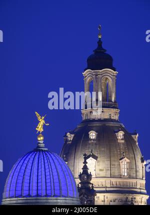 Dresde, Allemagne. 15th mars 2022. Signe de solidarité avec le peuple d'Ukraine, le dôme de l'Académie des Arts avec l'ange doré 'Fama' en face de la Frauenkirche brille en bleu. Credit: Robert Michael/dpa-Zentralbild/dpa/Alay Live News Banque D'Images