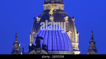 Dresde, Allemagne. 15th mars 2022. Signe de solidarité avec le peuple d'Ukraine, le dôme de l'Académie des Arts avec l'ange doré 'Fama' en face de la Frauenkirche brille en bleu. Credit: Robert Michael/dpa-Zentralbild/dpa/Alay Live News Banque D'Images