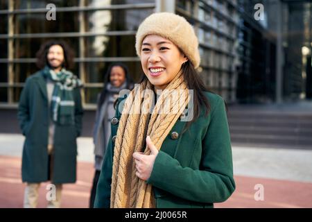 Portrait d'une femme d'affaires asiatique souriant à l'extérieur. Banque D'Images