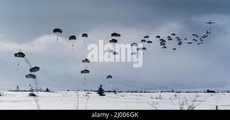 Fort Greely, États-Unis. 11 mars 2022. Les parachutistes de l'armée canadienne et des États-Unis parachutent au cours d'une opération d'entrée forcée conjointe faisant partie de l'exercice Arctic Edge dans la zone de la chute de Donnelly le 11 mars 2022 à fort Greely, en Alaska. Crédit : Maître Sailor Dan Bard/États-Unis Armée/Alamy Live News Banque D'Images