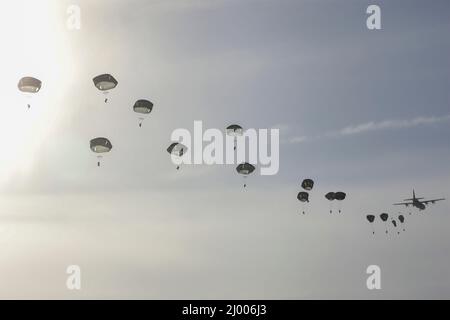 Fort Greely, États-Unis. 11 mars 2022. Les parachutistes de l'armée canadienne et des États-Unis parachutent au cours d'une opération d'entrée forcée conjointe faisant partie de l'exercice Arctic Edge dans la zone de la chute de Donnelly le 11 mars 2022 à fort Greely, en Alaska. Crédit : Maj. Jason Welch/États-Unis Armée/Alamy Live News Banque D'Images