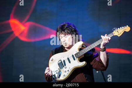 Le guitariste et compositeur Ritchie Blackmore se présentant en direct avec Rainbow au Festival du rock de Suède en 2019 Banque D'Images