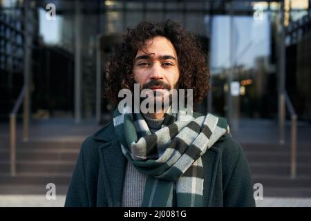 Jeune homme d'affaires caucasien regardant l'appareil photo sérieux. Homme confiant Banque D'Images