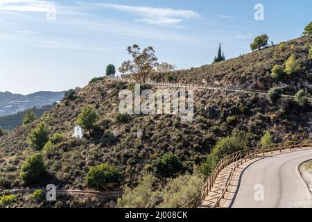 Rue principale de Frigiliana, vue sur la campagne du village. Route sur les montagnes Banque D'Images