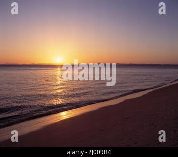 Australie. Queensland. Great Keppel Island. Coucher de soleil sur la plage de la côte de l'océan. Banque D'Images