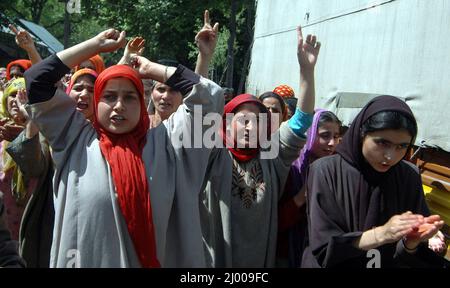 Des femmes cachemiri, des villageois musulmans, criaient des slogans pro-liberté et pro-militants lors d'une manifestation après une fusillade à Lorowgham, environ 50km au sud-est de Srinagar, la capitale estivale du Cachemire indien. Les forces de sécurité ont tué six militants islamistes présumés lors d'une fusillade samedi au Cachemire sous contrôle indien, a déclaré l'armée. Cachemire, Inde. 16, mai 2008. Banque D'Images