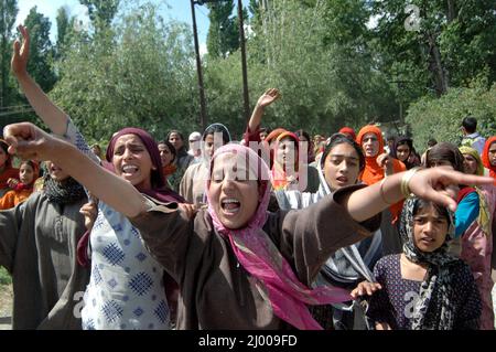 Des femmes cachemiri, des villageois musulmans, criaient des slogans pro-liberté et pro-militants lors d'une manifestation après une fusillade à Lorowgham, environ 50km au sud-est de Srinagar, la capitale estivale du Cachemire indien. Les forces de sécurité ont tué six militants islamistes présumés lors d'une fusillade samedi au Cachemire sous contrôle indien, a déclaré l'armée. Cachemire, Inde. 16, mai 2008. Banque D'Images