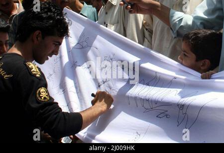 Les musulmans kashmiri indiens signent une pétition sur une bannière à Srinagar. La faction dure de la principale alliance séparatiste du Cachemire administré par l'Inde la Conférence de toutes les Parties Hurriyat (liberté) (APHC) a organisé une campagne de signature contre le Shri Amarnath Shrine Board (SASB) visant à annuler la décision du gouvernement de transférer 39 hectares de terres forestières dans la division forestière de Sindh à un hindou clé temple de confiance. Cachemire, Inde. Juin 17,2008. Banque D'Images