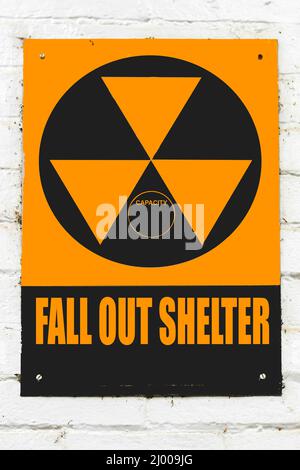 1960 Guerre nucléaire Fallout Shelter sign signe au palais de justice du comté de Colbert à Tuscumbia, New York Banque D'Images