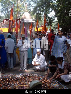 Les Hindous de Kashmiri, ou Pandits, prient lors d'un festival annuel dans un sanctuaire à Khirbhawani, à 30 km à l'est de Srinagar. Chaque année, des milliers d'hindous cachemiriens déplacés, connus sous le nom de Pandits au Cachemire, se réunissent au sanctuaire Saint de l'État indien rétif de Jammu-et-Cachemire pour prier pour la paix et leur retour rapide à la maison. Plus de 200 000 hindous ont fui leurs foyers lorsqu'une rébellion armée a éclaté dans la région de l'Himalaya à la fin de 1989. Cachemire, Inde. 11 juin 2008. Banque D'Images