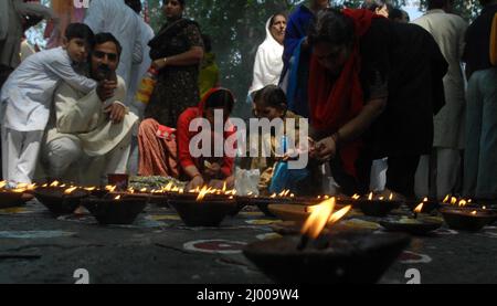 Les Hindous de Kashmiri, ou Pandits, prient lors d'un festival annuel dans un sanctuaire à Khirbhawani, à 30 km à l'est de Srinagar. Chaque année, des milliers d'hindous cachemiriens déplacés, connus sous le nom de Pandits au Cachemire, se réunissent au sanctuaire Saint de l'État indien rétif de Jammu-et-Cachemire pour prier pour la paix et leur retour rapide à la maison. Plus de 200 000 hindous ont fui leurs foyers lorsqu'une rébellion armée a éclaté dans la région de l'Himalaya à la fin de 1989. Cachemire, Inde. 11 juin 2008. Banque D'Images