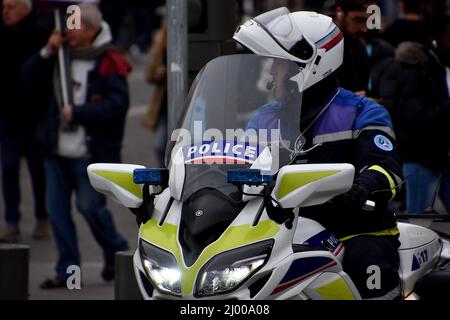 Marseille, France. 12th mars 2022. Police sur garde pendant la manifestation. Les manifestants sont descendus dans les rues de Marseille pour protester contre des mesures draconiennes telles que la carte de vaccination imposée par le gouvernement français. (Image de crédit : © Gerard Bottino/SOPA Images via ZUMA Press Wire) Banque D'Images