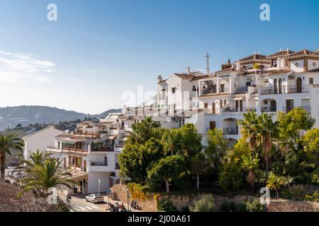 Rue principale de Frigiliana, vue sur la campagne du village. Route sur les montagnes Banque D'Images