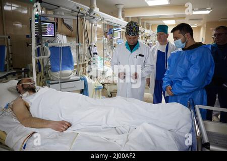 Kiev, Ukraine. 13 mars 2022. Le président ukrainien Volodymyr Zelenskyy visite des médecins et des membres du personnel soignant des soldats ukrainiens blessés dans un hôpital militaire, le 13 mars 2022 à Kiev, en Ukraine. Credit: Présidence de l'Ukraine/Présidence de l'Ukraine/Alamy Live News Banque D'Images