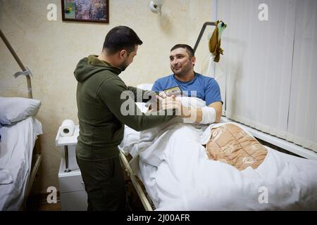 Kiev, Ukraine. 13 mars 2022. Le président ukrainien Volodymyr Zelenskyy remet une médaille à un soldat ukrainien blessé traité dans un hôpital militaire, le 13 mars 2022 à Kiev, en Ukraine. Credit: Présidence de l'Ukraine/Présidence de l'Ukraine/Alamy Live News Banque D'Images