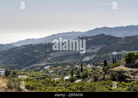 Rue principale de Frigiliana, vue sur la campagne du village. Route sur les montagnes Banque D'Images