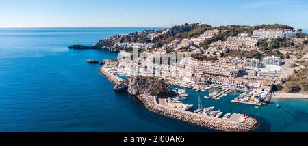 Perspective aérienne de la ville de la Herradura, Grenade, Espagne. Belle ville côtière située dans le sud de l'Espagne. Vue sur le port et l'urbanisation de luxe Banque D'Images