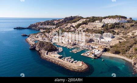 Perspective aérienne de la ville de la Herradura, Grenade, Espagne. Belle ville côtière située dans le sud de l'Espagne. Vue sur le port et l'urbanisation de luxe Banque D'Images