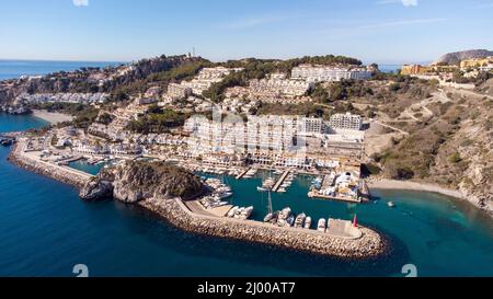 Perspective aérienne de la ville de la Herradura, Grenade, Espagne. Belle ville côtière située dans le sud de l'Espagne. Vue sur le port et l'urbanisation de luxe Banque D'Images