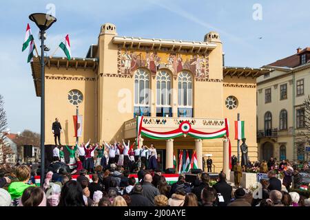 Célébration de la Révolution hongroise de 1848 à Petofi ter, Sopron, Hongrie, mars 15 2022. Représentation de Maros Muveszegyuttes Banque D'Images