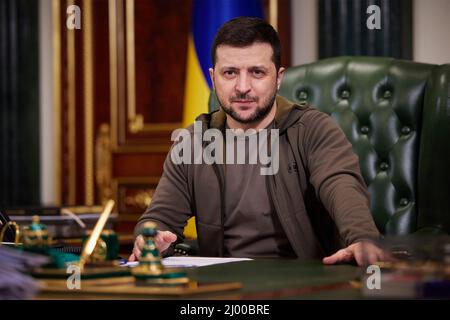 Kiev, Ukraine. 14th mars 2022. Le président ukrainien Volodymyr Zelenskyy prononce un discours marquant le 19th jour de l’invasion russe, le 15 mars 2022 à Kiev, en Ukraine. Credit: Présidence de l'Ukraine/Présidence de l'Ukraine/Alamy Live News Banque D'Images