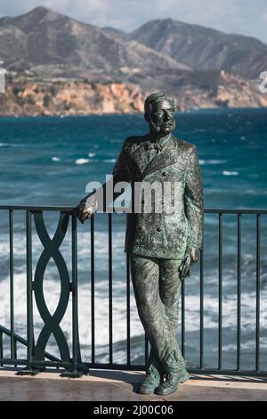 Février 15 2022. Statue de bronze du roi Alfonso XII ((le faiseur de paix) à Balcón de Europa à Nerja, province de Málaga, Costa del sol, Espagne, Euro Banque D'Images