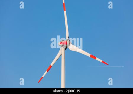 Les pales de rotor d'une éolienne contre un ciel bleu Banque D'Images