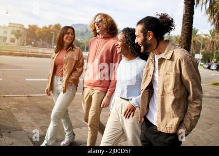 Un groupe d'amis heureux se promène dans la ville en profitant de ses vacances. Banque D'Images