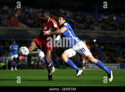 Lukas Jutkiewicz (à droite) de Birmingham City et Anfernee Dijksteel de Middlesbrough se battent pour le ballon lors du match de championnat Sky Bet à St. Andrew's, Birmingham. Date de la photo: Mardi 15 mars 2022. Banque D'Images