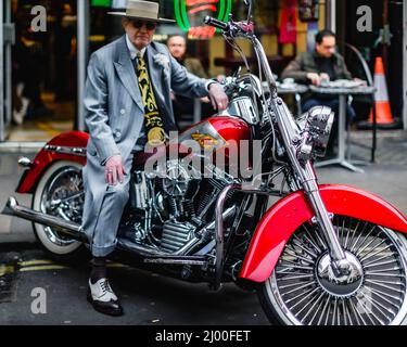 George Skeggs de Soho pose sur une Harley Davidson dans Soho à Londres, à l'extérieur du célèbre Bar Italia. Banque D'Images