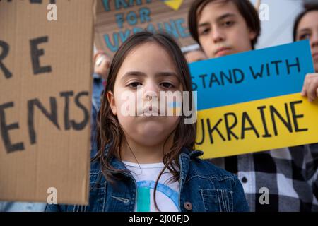 Des enfants à une manifestation en faveur du peuple ukrainien. Non à la guerre, à l'activisme et au mouvement des droits de l'homme. Banque D'Images