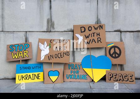 Différentes affiches avec des messages contre la guerre de la Russie avec l'Ukraine isolées sur un mur. Personne. Concept de solidarité et de soutien pour l'Ukraine p Banque D'Images