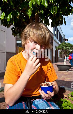 Garçon bénéficie d'icecream en été Banque D'Images