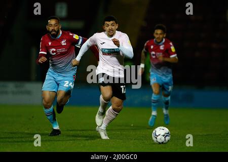 SCUNTHORPE, ROYAUME-UNI. 15th MARS Josh Gordon de Barrow et Liam Feeney de Scunthorpe Unis en action pendant le match de Sky Bet League 2 entre Scunthorpe United et Barrow à Glanford Park, Scunthorpe, le mardi 15th mars 2022. (Crédit : will Matthews | MI News) crédit : MI News & Sport /Alay Live News Banque D'Images