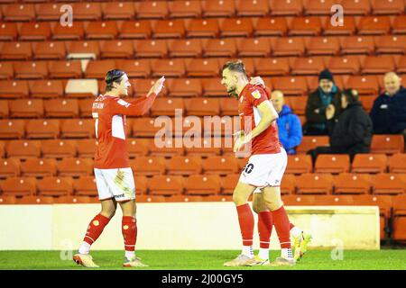 Oakwell, Barnsley, Angleterre - 15th mars 2022 les joueurs de Barnsley célèbrent après Michał Helik (30) le fait 2 - 0 pendant le jeu Barnsley v Bristol City, Sky Bet EFL Championship 2021/22, à Oakwell, Barnsley, Angleterre - 15th mars 2022 crédit: Arthur Haigh/WhiteRosePhotos/Alay Live News Banque D'Images