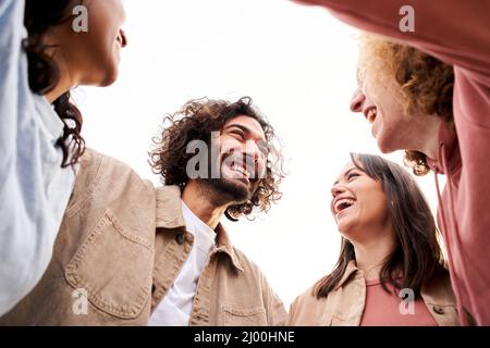 Des jeunes heureux s'embrasser et s'amuser. Des amis souriants et souriants. Banque D'Images