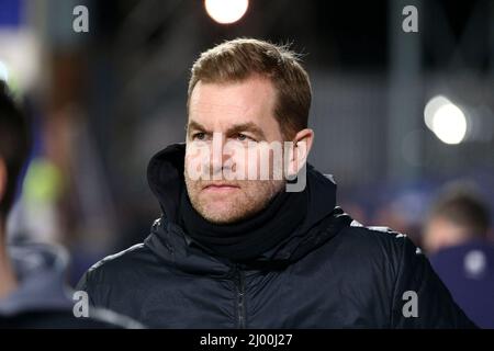 Birkenhead, Royaume-Uni. 15th mars 2022. Simon Weaver, directeur de la ville de Harrogate, regarde. EFL Skybet football League Two Match, Tranmere Rovers / Harrogate Town at Prenton Park, Birkenhead, Wirral, mardi 15th mars 2022. Cette image ne peut être utilisée qu'à des fins éditoriales. Utilisation éditoriale uniquement, licence requise pour une utilisation commerciale. Aucune utilisation dans les Paris, les jeux ou les publications d'un seul club/ligue/joueur.pic par Chris Stading/Andrew Orchard sports Photography/Alamy Live News crédit: Andrew Orchard sports Photography/Alamy Live News Banque D'Images