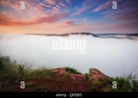 Superbe vue sur la rivière sinueuse qui traverse les montagnes. Ambiance pittoresque et magnifique le matin. Emplacement place Dnister canyon, Ukraine, Europe. Po Banque D'Images