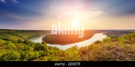 Vue fantastique sur la rivière sinueuse qui traverse les montagnes. Scène pittoresque et magnifique. Emplacement place Seret canyon, Ukraine, Europe. Instagram Banque D'Images