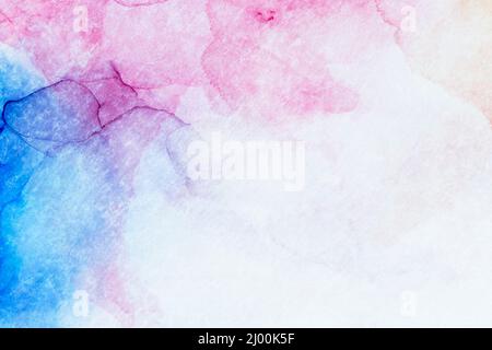 Gros plan macro des couches d'encre alcoolisée bleue et rose et des éclaboussures sur fond blanc abstrait. Encre fluide, fond texturé plein cadre coloré. Banque D'Images