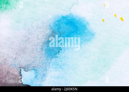 Gros plan d'un dégradé abstrait d'aquarelle bleu clair et noir qui remplit l'arrière-plan de taches d'aquarelle. Fond de papier blanc texturé plein format Banque D'Images