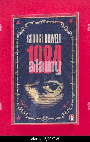 Calgary (Alberta) - le 15 mars 2022 : sélection de la couverture de George Orwell's 1984. Banque D'Images