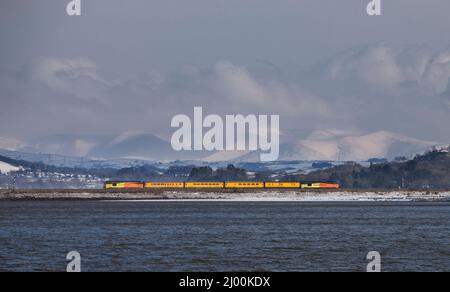 2 Colas Rail Freight Transport locomotives classe 67 un réseau de surveillance de l'infrastructure ferroviaire train dans la neige sur la ligne de côte de Cumbrie Banque D'Images