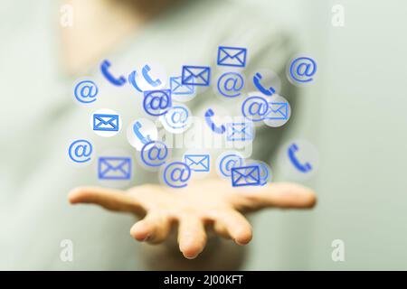 Gros plan d'un smartphone portable et de la consultation des e-mails en ligne sur le Web Banque D'Images