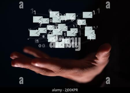 Gros plan d'un smartphone portable et de la consultation des e-mails en ligne sur le Web Banque D'Images