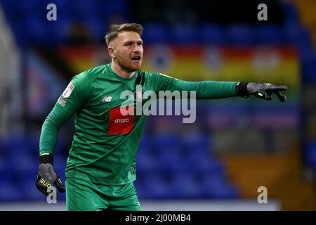 Birkenhead, Royaume-Uni. 15th mars 2022. Mark Oxley, gardien de but de la ville de Harrogate, regarde. EFL Skybet football League Two Match, Tranmere Rovers / Harrogate Town at Prenton Park, Birkenhead, Wirral, mardi 15th mars 2022. Cette image ne peut être utilisée qu'à des fins éditoriales. Utilisation éditoriale uniquement, licence requise pour une utilisation commerciale. Aucune utilisation dans les Paris, les jeux ou les publications d'un seul club/ligue/joueur.pic par Chris Stading/Andrew Orchard sports Photography/Alamy Live News crédit: Andrew Orchard sports Photography/Alamy Live News Banque D'Images