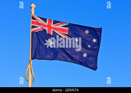 Le drapeau de l'Australie volant fièrement au-dessus de la première Guerre mondiale Australian Memorial Park à Fromelles (Nord), France Banque D'Images