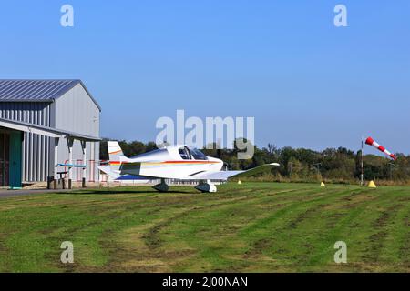 Petit avion de transport en taxi et se préparer au décollage à l'aérodrome de Château Thierry - Belleau (Aisne), France Banque D'Images